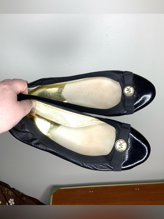 MICHAEL Michael Kors Shoes - < Michael Kors Black Ballet Flats With Gold Logo Embellishment >